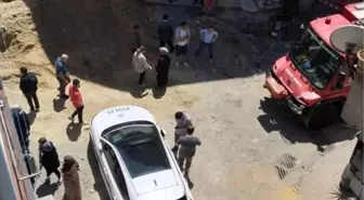 İstanbul Bayrampaşa kanalizasyon çalışmaları sırasında meydana gelen göçükte 1 işçi, toprak altında kaldı.