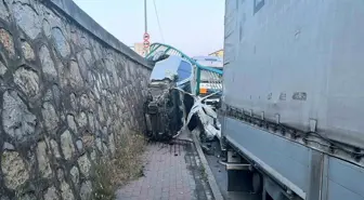 Kocaeli'de Kaza: Otomobil Duvara Asılı Kaldı, Sürücü Yaralanmadı