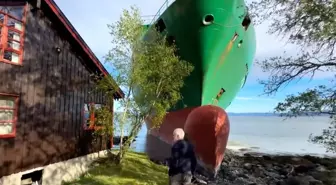 Norveç'te Dev Konteyner Gemisi Bahçeye Oturdu