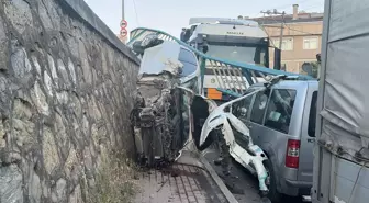 Gebze'de Kontrolden Çıkan Otomobil Yan Sokağa Düştü