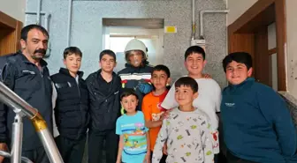 Erzurum'da Asansör Boşluğuna Düşen Kuş İtfaiye Tarafından Kurtarıldı