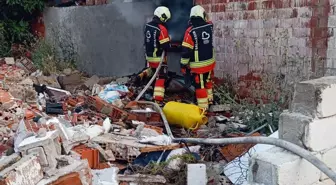 Burhaniye'de Kırsal Mahallede Yangın: Tek Katlı Ev Zarar Gördü