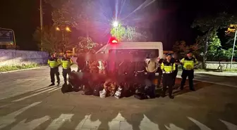 Aydın İzmir Otoyolu'nda 12 Düzensiz Göçmen ve 1 Organizatör Yakalandı