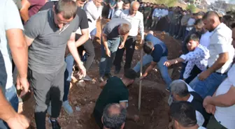 Anne ile İki Kızı Toprağa Verildi
