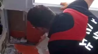 Hatay'da Havalandırma Boşluğuna Düşen Kedi Kurtarıldı