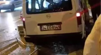Kartal'da Seyir Halindeki Araç Reklam Panosuna Çarptı