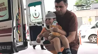 Kazada annesiyle yaralanan 2 yaşındaki çocuk oyuncağını bir an olsun bırakmadı