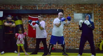 Kendilerini savunmak isteyen 3 kuşak aile üyeleri, kick boksa başladı
