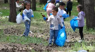 Anaokulu Öğrencileri Çevre Temizliği Yaparak Doğa Bilinci Kazanıyor