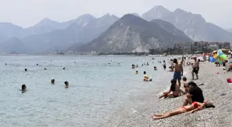 Antalya'da Sıcak Hava Dalga Halinde, Konyaaltı Sahili Dolup Taşdı
