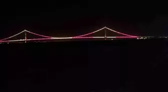 Galatasaray'ın 25'inci Şampiyonluğu Kutlandı: 1915 Çanakkale Köprüsü Sarı-Kırmızı Renklerle Işıklandırıldı