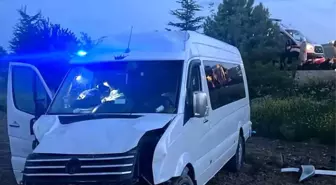 Afyonkarahisar'da Yolcu Minibüsü Devrildi: 6 Yaralı