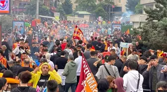 Galatasaraylı Taraftarlar Yenikapı'da Şampiyonluk Kutlamalarına Akın Etti