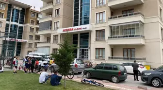 Çocuklarının gözü önünde eşini öldürüp başında bekledi