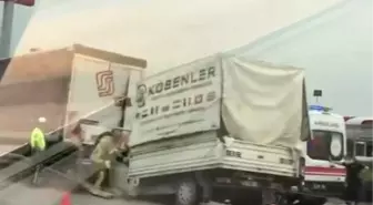 Bursa'da Kamyonet Sürücüsü Tıra Çarpıp Sıkıştı