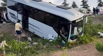 Isparta'da Otobüs ile Tur Midibüsü Çarpıştı: 1'i Ağır 28 Yaralı