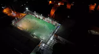 Adana'da Çatıdaki Halı Saha: Serin Havada Futbol Keyfi