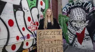 ABD'li aktivist Kadıköy'deki bireysel eylemle Gazze'nin sesi olmak istiyor