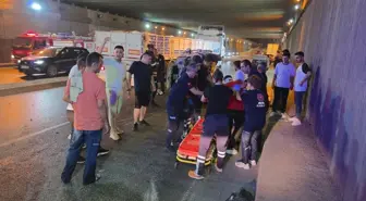 Adana'da Hafif Ticari Araç Duvara Çarptı: 1 Yaralı