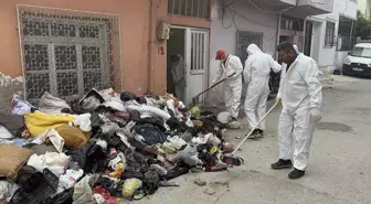 Adana'da Yalnız Yaşayan 78 Yaşındaki Kadının Evinden İki Traktör Çöp Çıkartıldı