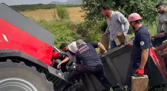 Adana'da Biçerdöver Devrildi, Sürücü Hastaneye Kaldırıldı