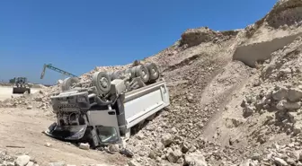 Ceyhan'da Hafriyat Döküm Sahasında Kamyon Devrildi: Sürücü Hayatını Kaybetti