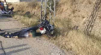 Adana'da Motosiklet Kazası: 17 Yaşındaki Sürücü Hayatını Kaybetti