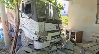 Adana'da Fren Arızası Sonucu Kamyon Kazası: Sürücü Yaralandı