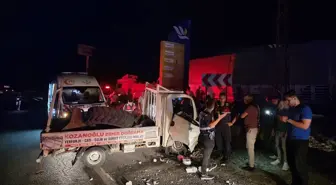 Adana'da Kamyonet ile Taksinin Çarpışması: 4 Yaralı