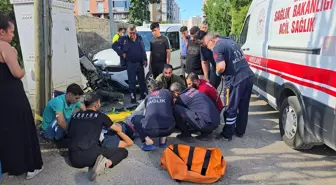 Kozan'da Motosiklet Sürücüsü Kamyonetle Kaldırım Kutusu Arasında Sıkıştı