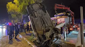 Adana'da kontrolden çıkan otomobil refüje asılı kaldı! 5 yaralı