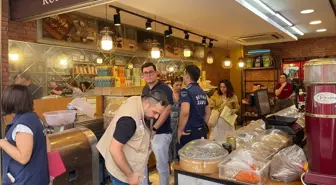 Adana'da Kuru Yemiş Dükkanında Sağlıksız Ürünler İmha Edildi
