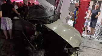 Adana'da Otomobil Mobilya Mağazasına Girdi: 1 Yaralı