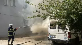 Adana'da Park Halindeki Minibüste Yangın Çıktı