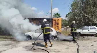Adana'da Park Halindeki Otomobil Yangında Kullanılamaz Hale Geldi