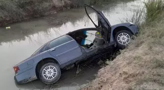 Yumurtalık'ta Sulama Kanalına Devrilen Otomobilin Sürücüsü Yaralandı