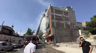 Adana'da Yastık İmalathanesinde Yangın: 2 Yaralı