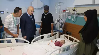 Adana Valisi Köşger, evlatlarını kaybeden Gazzeli aileye taziye ziyaretinde bulundu