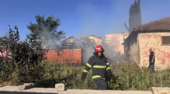 Adapazarı'nda Ahır Yangını: İtfaiye Hızla Müdahale Etti