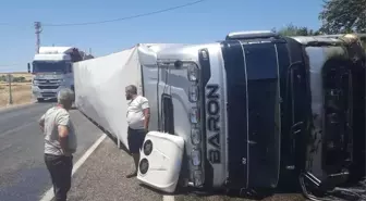 Adıyaman'da Devrilen Tırın Sürücüsü Yaralandı