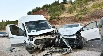 Adıyaman'da Minibüs ve Otomobil Çarpıştı: 5 Yaralı