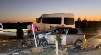 Adıyaman'da Minibüs ile Otomobil Çarpıştı: 10 Yaralı
