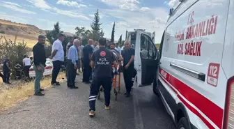 Adıyaman'da Şarampole Devrilen Otomobilde 3 Yaralı