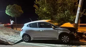 Afyonkarahisar'da Aydınlatma Direğine Çarpan Otomobilde 4 Yaralı