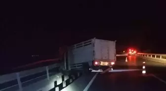 Afyonkarahisar'da Kamyonet Bariyere Çarptı: 4 Yaralı