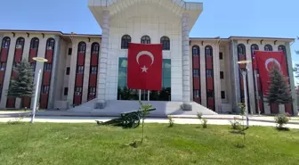 Afyonkarahisar'da kamu binalarına 'Terörsüz Türkiye'ye destek için Türk bayrakları asıldı