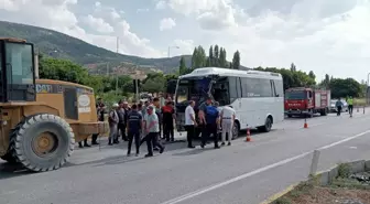 Çay'da Otobüs ve Kamyon Çarpıştı: 7 Yaralı