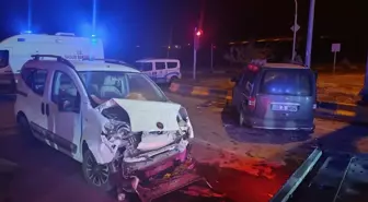 Ağrı'da İki Hafif Ticari Araç Çarpıştı: 3 Yaralı