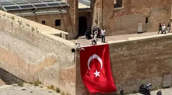 Ağrı'da kamu binalarına ve caddelere 'Terörsüz Türkiye'ye destek için Türk bayrakları asıldı