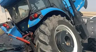 Ağrı'da Otomobil ve Traktör Çarpıştı: 2 Yaralı